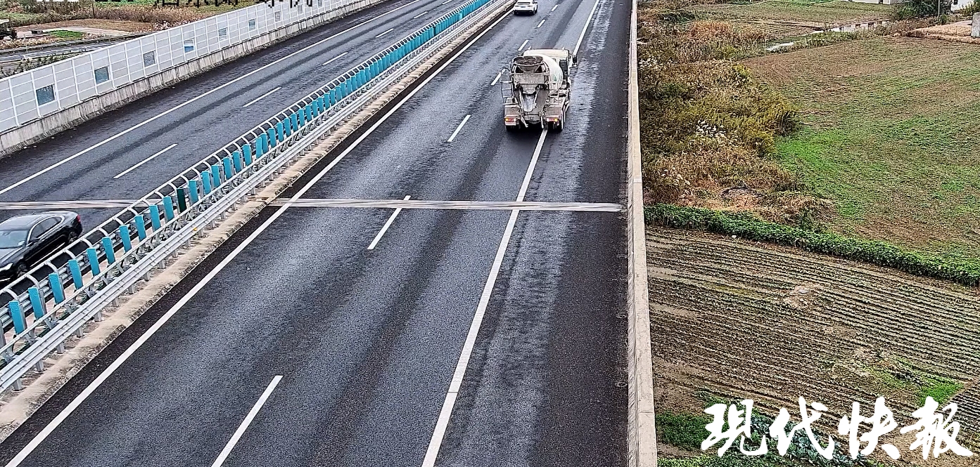 施工车高速上倒车5分钟，司机12分没了