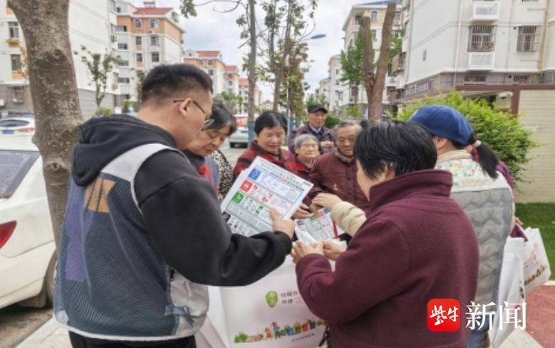 南京江宁城管开展垃圾分类系列宣传体验活动