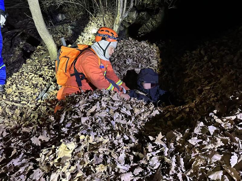 驴友深夜被困黄草梁，躲进落叶堆中避寒终获救