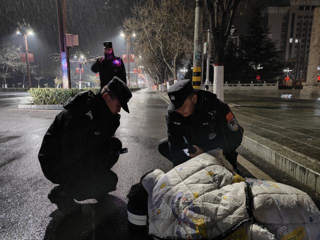 男子寒夜醉卧路边呼呼大睡，甘肃甘谷民警暖心救助