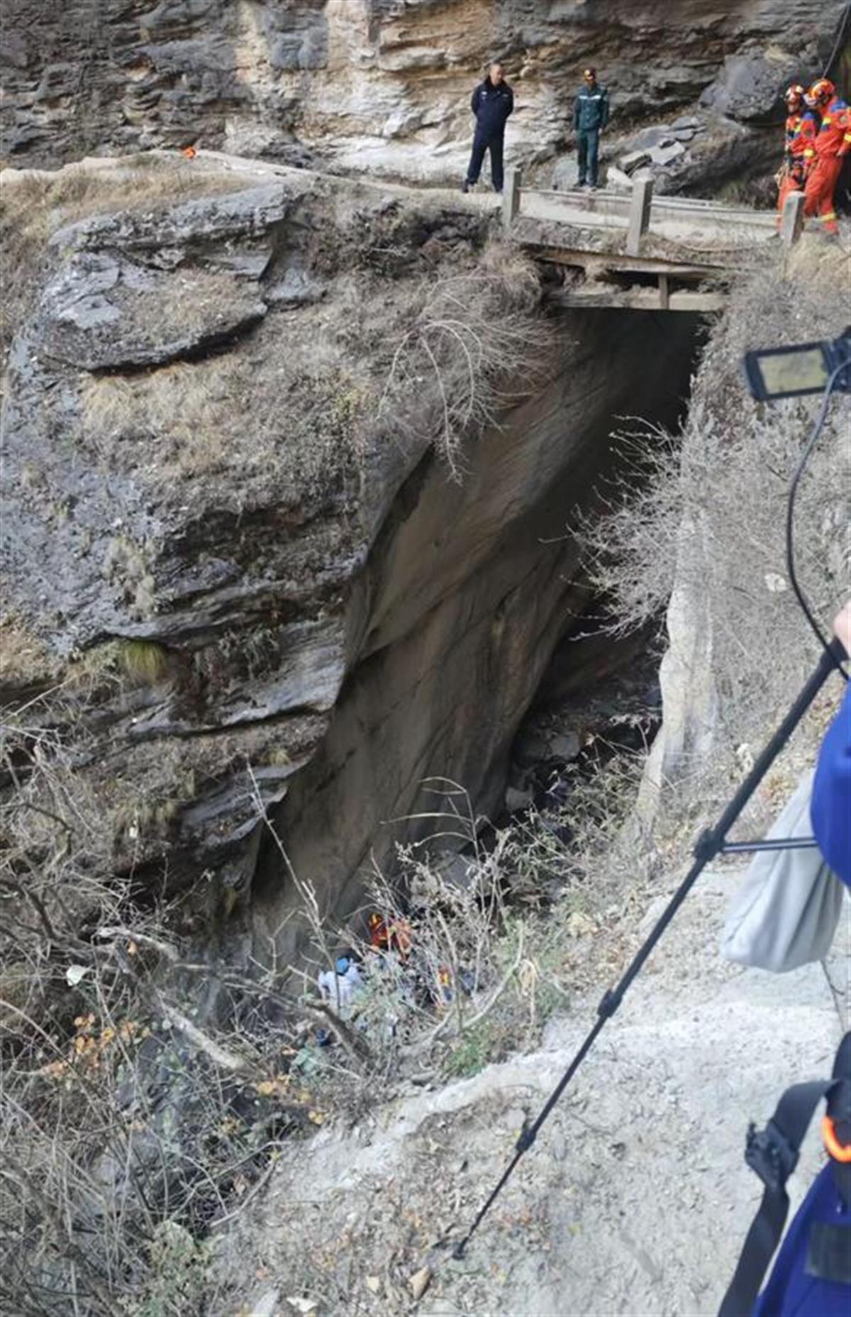 云南虎跳峡景区一游客徒步时失足坠崖，当地：已送医救治